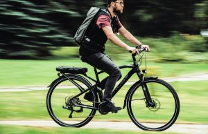mężczyzna na rowerze elektrycznym