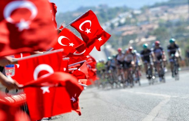 Kinice z flagami Turcji przy trasie Tour of Turkey