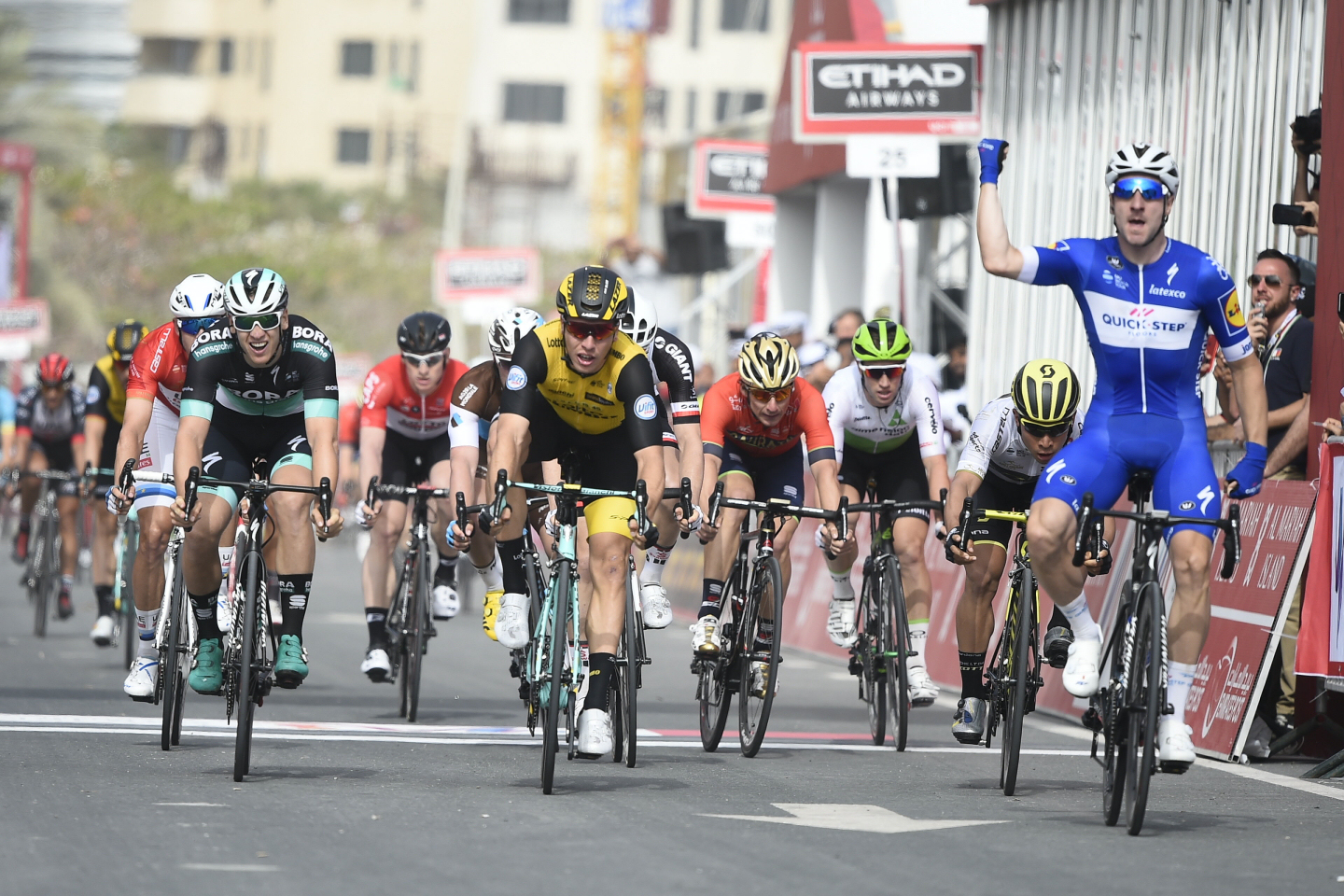 Elia Viviani na kresce 2. etapu Abu Dhabi