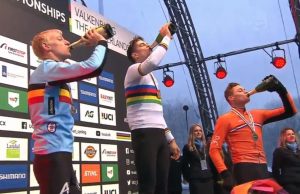Vanthourenhout, Van Aert i Van Der Poel na podium ciągną szampana z butelki