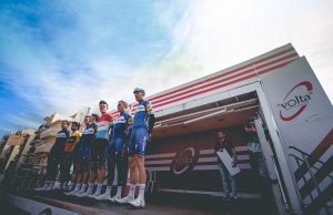 kolarze Quick-Step Floors na prezentacji do etapu Volta a Catalunya