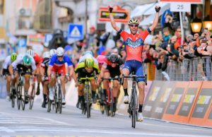 Vincenzo Nibali triumfuje na Via Roma
