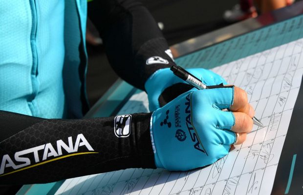 kolarz Astany składa podpis na liście startowej