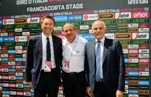 Prezydent UCI David Lappartient, dyrektor Giro d'Italia Mauro Vegni i szef federacji włoskiej Renato Di Rocco