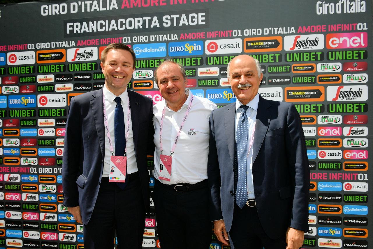 Prezydent UCI David Lappartient, dyrektor Giro d'Italia Mauro Vegni i szef federacji włoskiej Renato Di Rocco