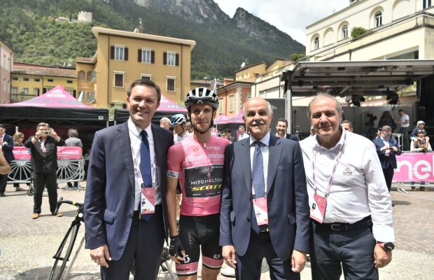 Prezydent UCI David Lappartient, lider Giro d'Italia Simon Yates,dyrektor Giro d'Italia Mauro Vegni i szef federacji włoskiej Renato Di Rocco