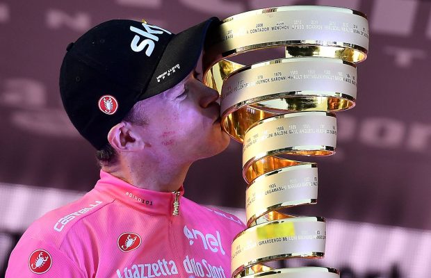 Chris Froome całuje puchar zwycięzców Giro d'Itallia