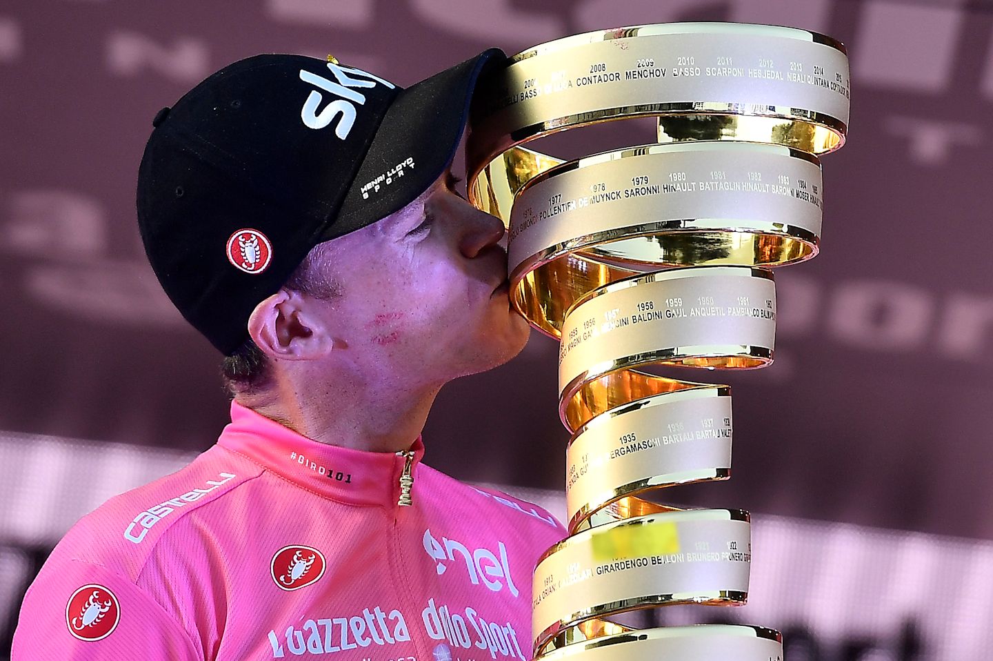 Chris Froome całuje puchar zwycięzców Giro d'Itallia
