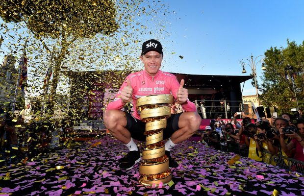 Chris Froome na podium z pucharem zwycięzców Giro d'Italia