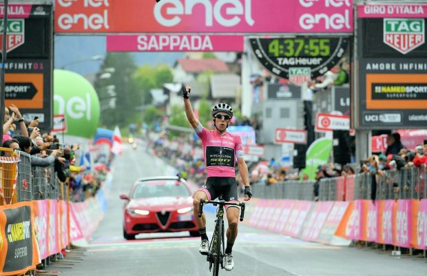 Simon Yates w geście zwycięstwa na kresce 15. etapu Giro d'Italia