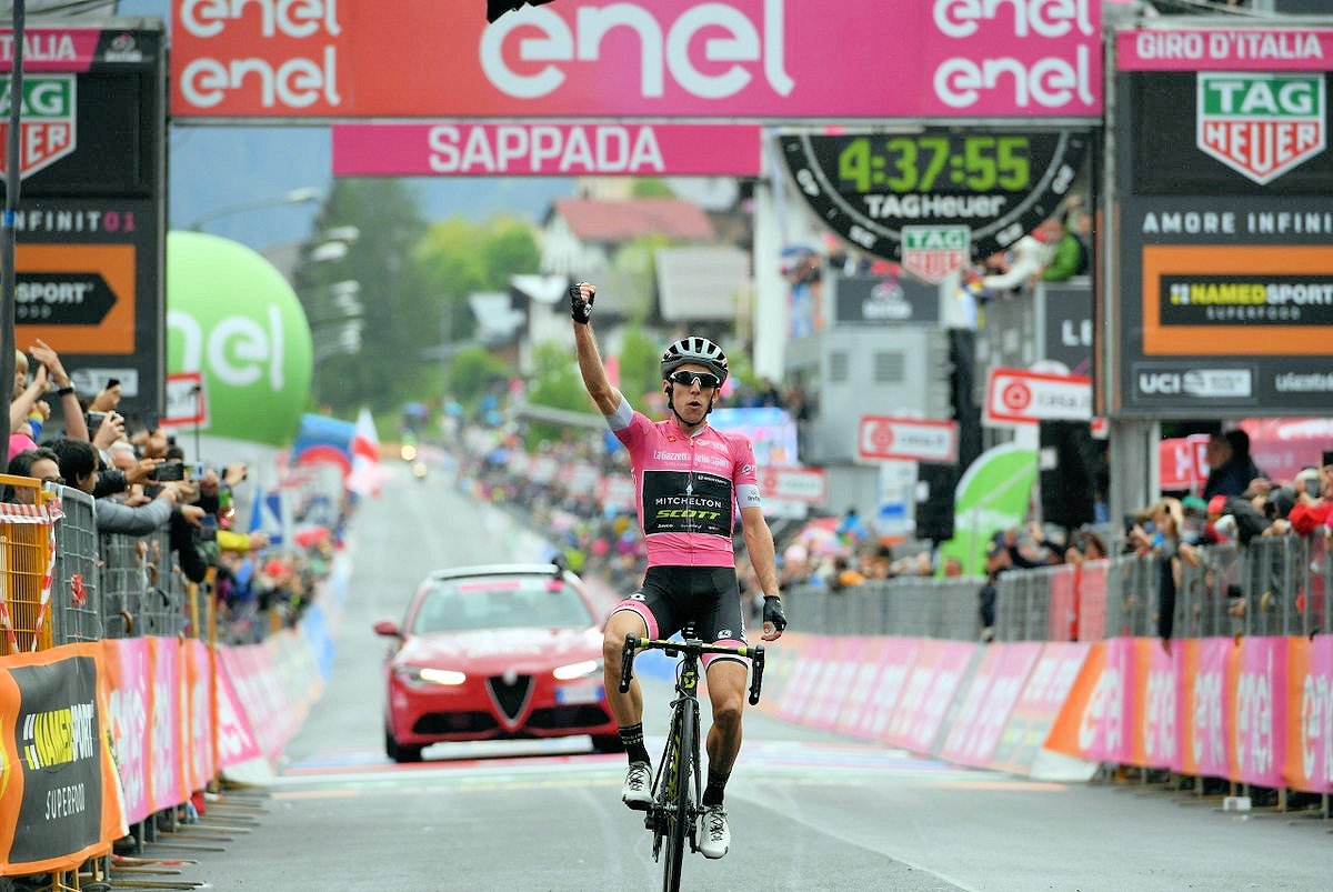 Simon Yates w geście zwycięstwa na kresce 15. etapu Giro d'Italia
