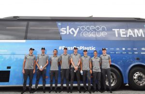kolarze Team Sky uczestniczacy w Tour de France stoją przed autobusem zespołu
