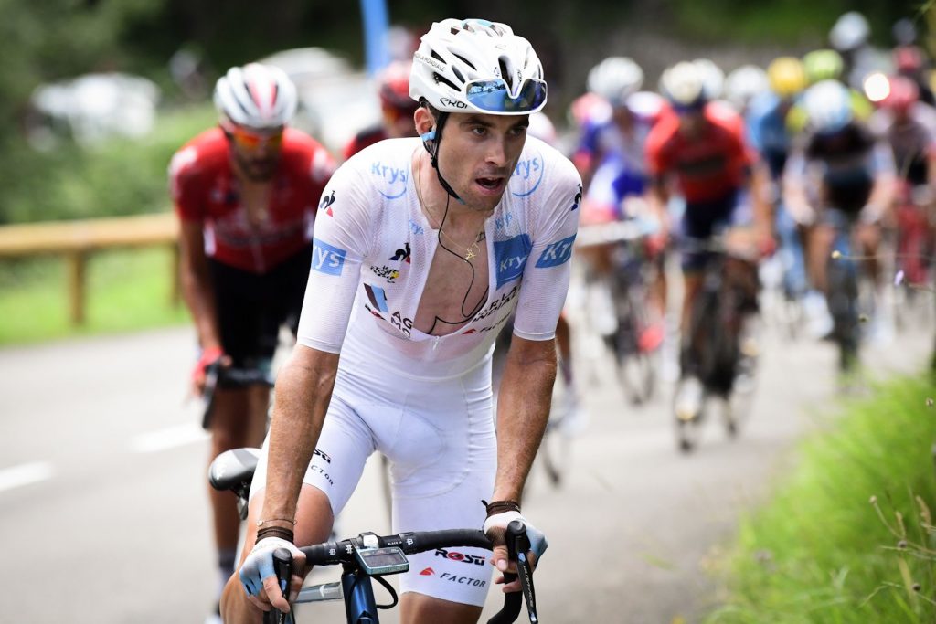 Pierre Latour w białej koszulce lidera klasyfikacji młodzieżowej Tour de France