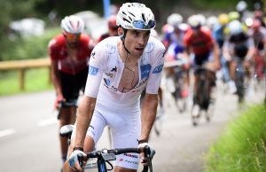 Pierre Latour w białej koszulce lidera klasyfikacji młodzieżowej Tour de France
