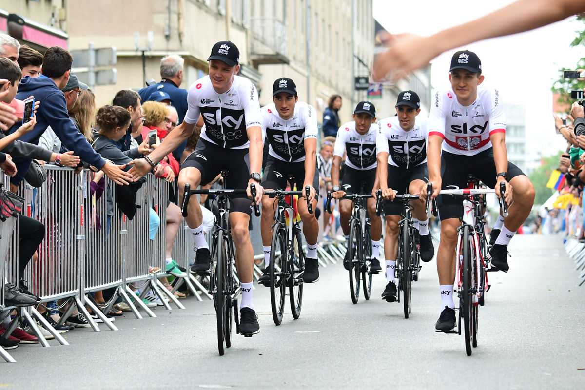 kolarze Team Sky w drodze na prezentacje drużyn startujących w Tour de France