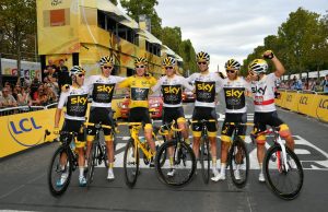 Kolarze Team Sky na mecie Tour de France w Paryżu