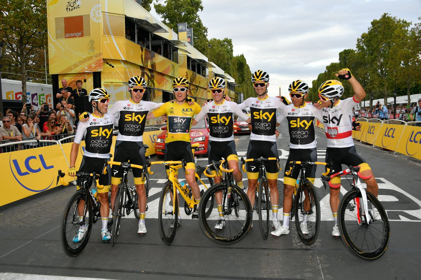 Kolarze Team Sky na mecie Tour de France w Paryżu