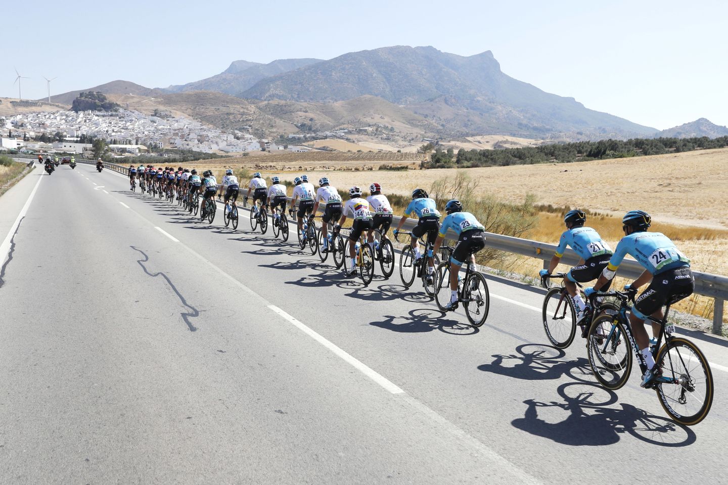 peleton na trasie Vuelta a Espana