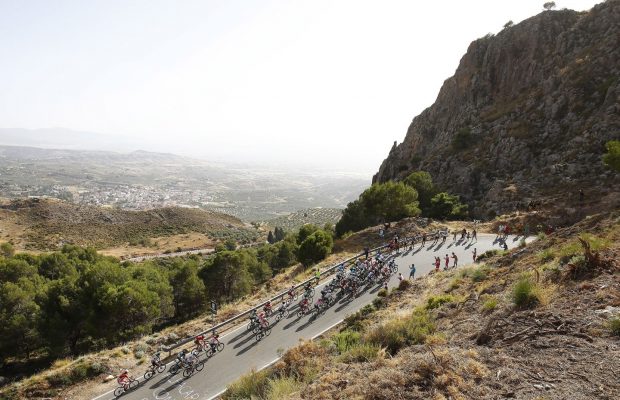 peleton na trasie Vuelta a Espana