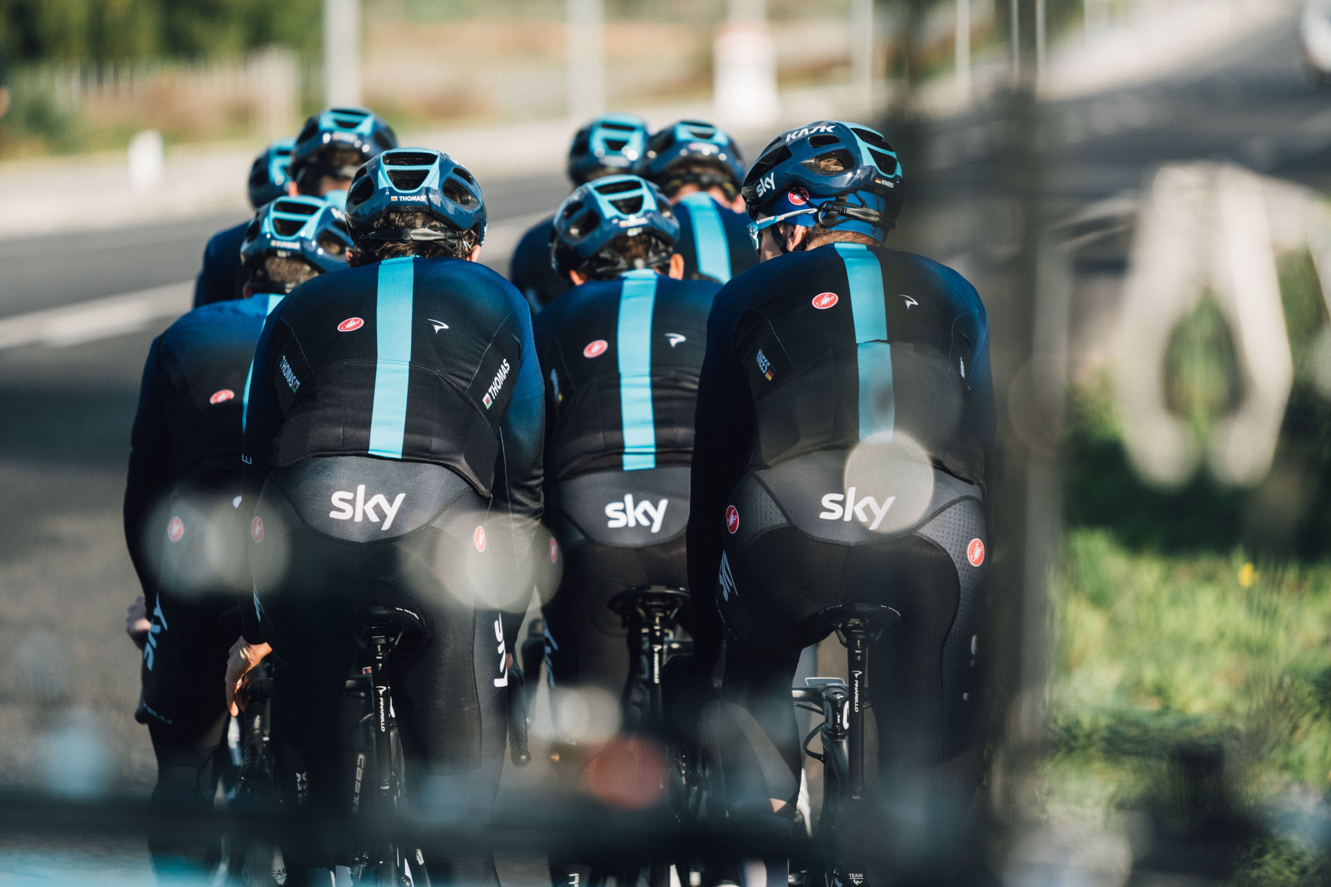 kolarze Team Sky na rowerach w czasie zgrupowania