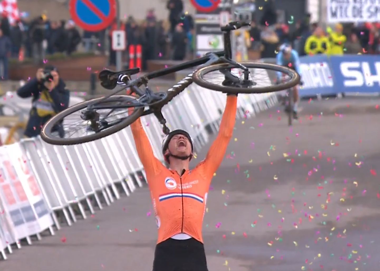Mathieu van der Poel na mecie mistrzostw świata z rowerem podniesionym w geście zwycięstwa