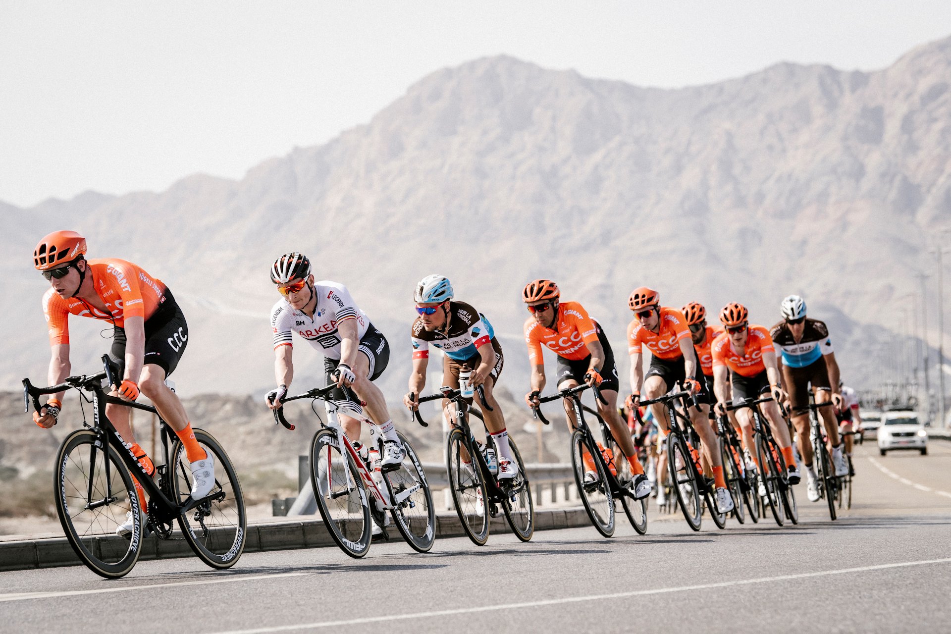 Peleton na trasie Tour of Oman