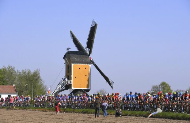 wiatrak przy trasie przejazdu Amstel Gold Race