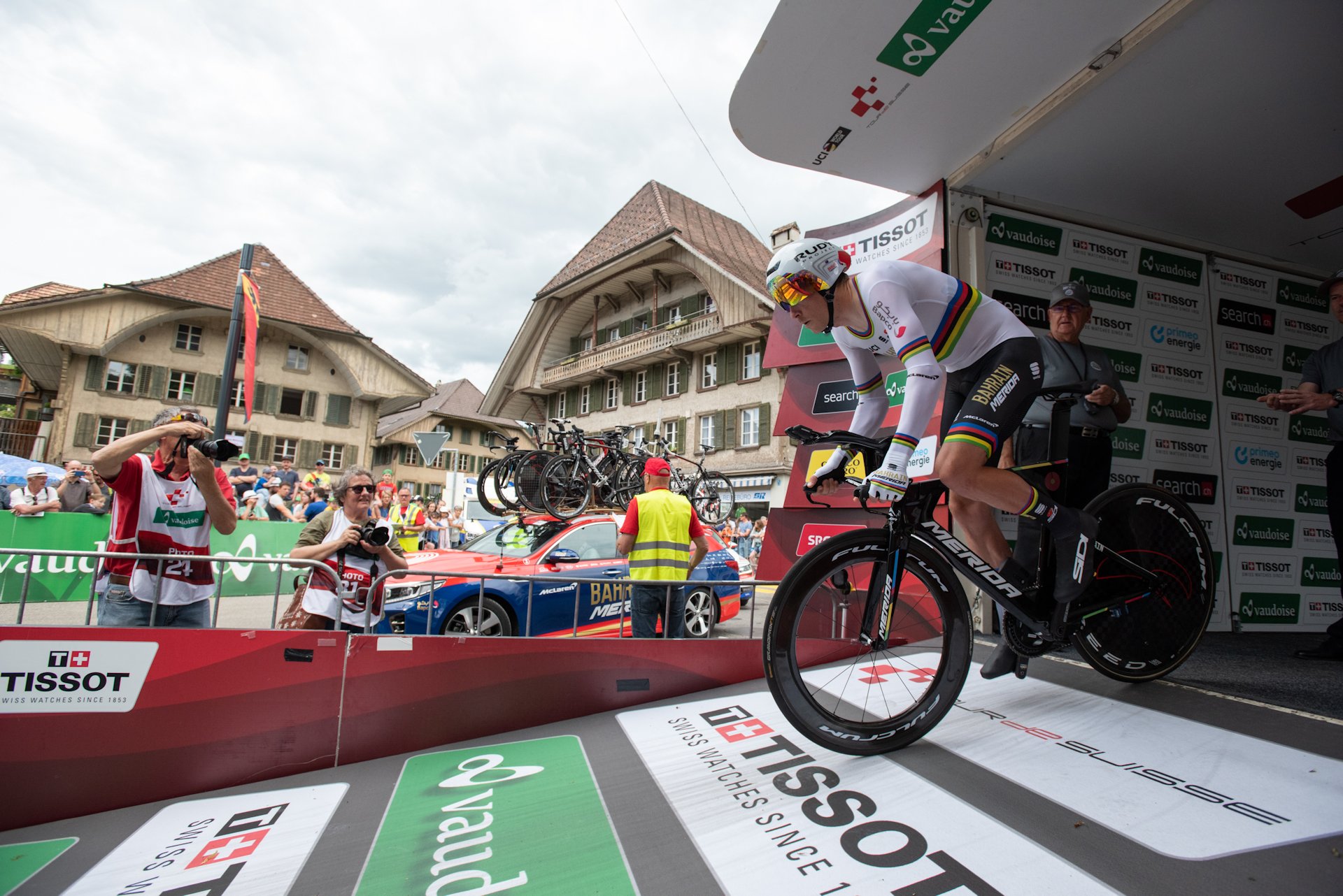 Tour de Suisse 2019: etap 1. Rohan Dennis ułamki przed Maciejem Bodnarem