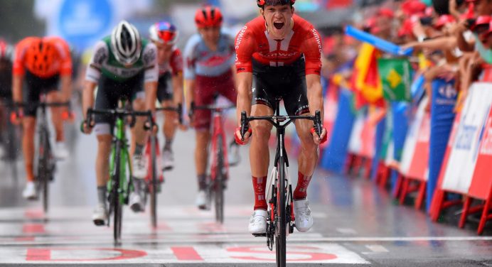 Vuelta a Espana 2019: etap 8. Nikias Arndt zatańczył w deszczu