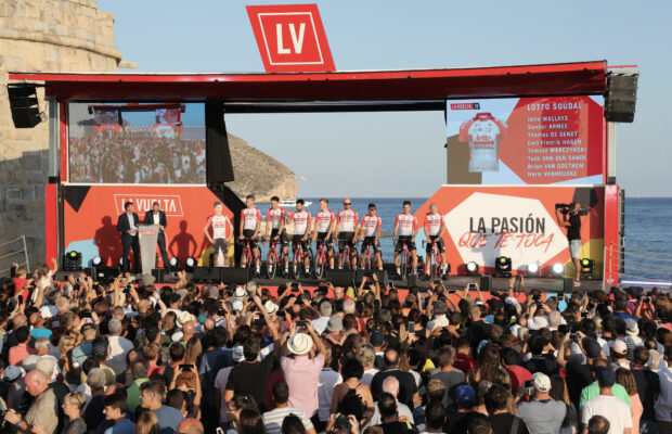 Kolarze Lotto Soudal podczas prezentacji przed rozpoczęciem Vuelta a Espana