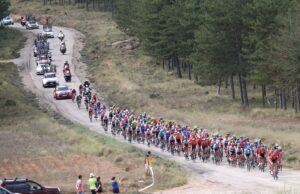 Peleton na trasie Vuelta a Espana