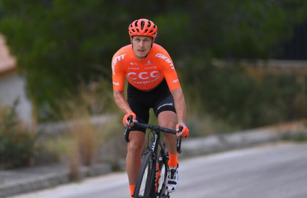 Matteo Trentin w pomarańczowej koszulce CCC Team