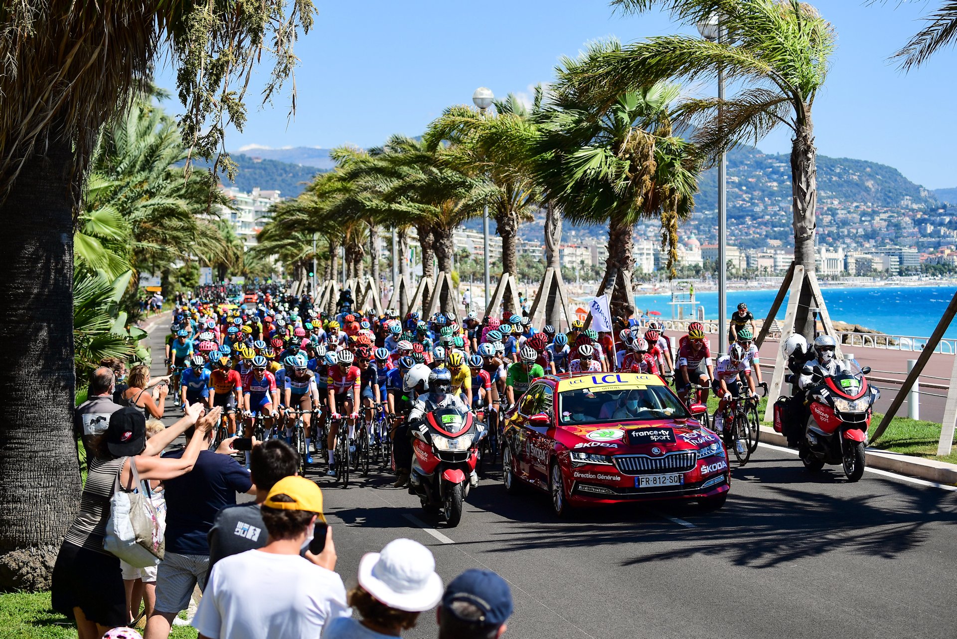 Peleton Tour de France wyruszający z Nicei