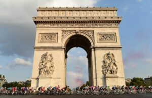 Peleton Tour de France pod Łukiem Triumfalnym w Paryżu