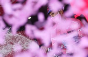 Joao Almeida na podium Giro d'Italia w maglia rosa