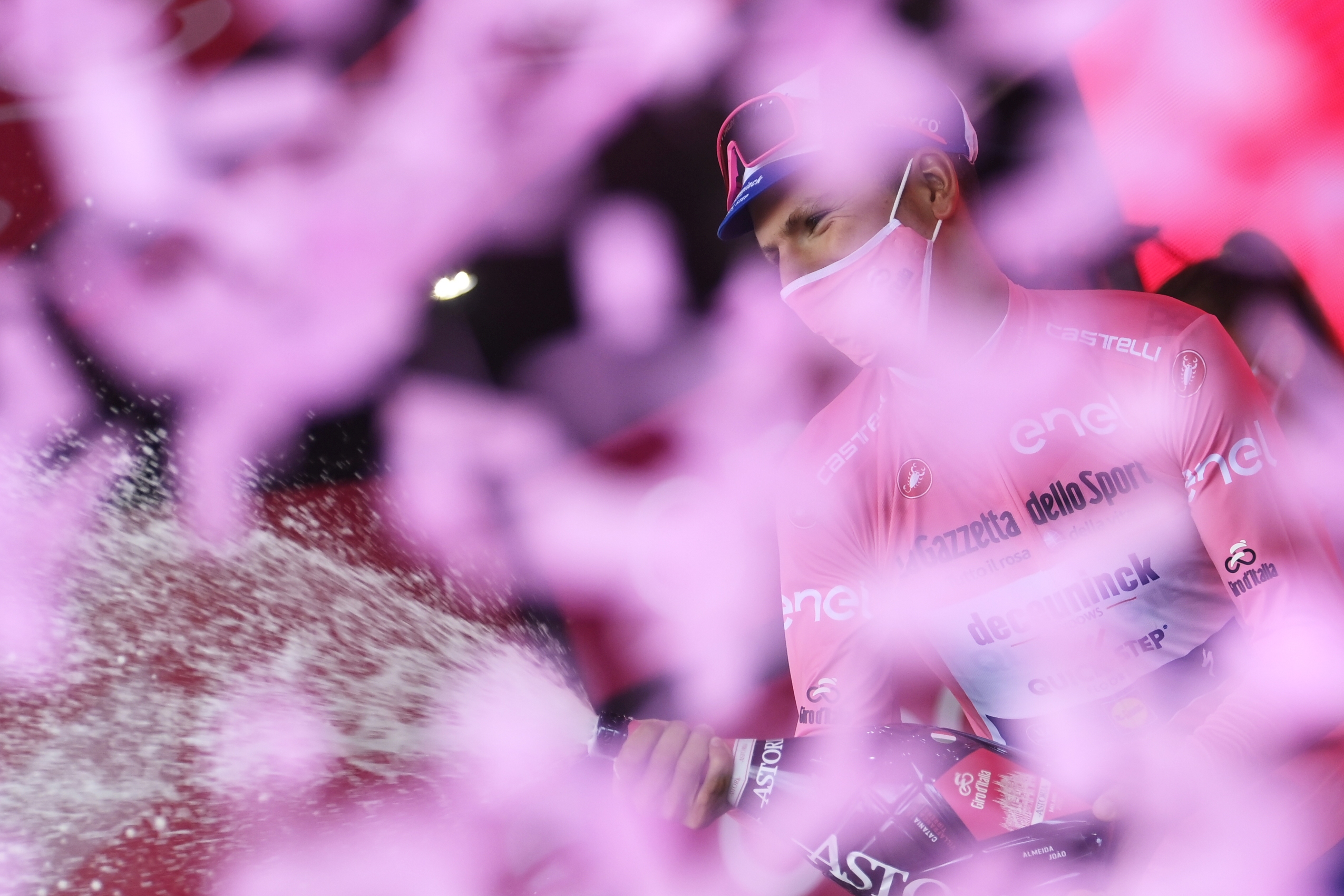 Joao Almeida na podium Giro d'Italia w maglia rosa