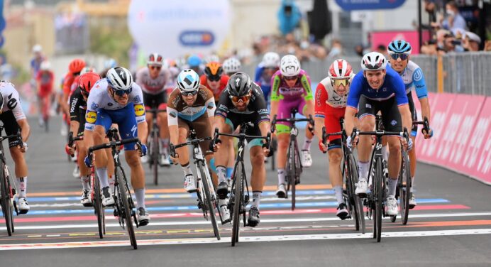 Giro d’Italia 2020: etap 4. Arnaud Demare na milimetry