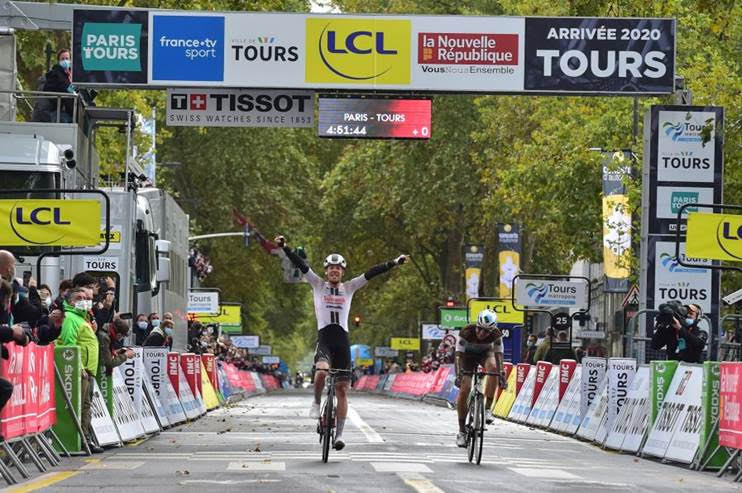 Paryż-Tours 2020. Casper Pedersen wygrywa błotną batalię