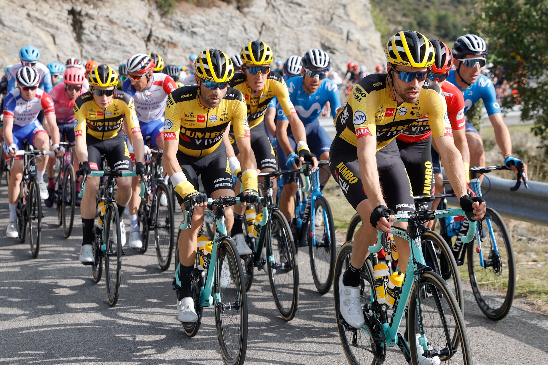 Vuelta a Espana 2020. Tom Dumoulin i Michał Gołaś poza wyścigiem