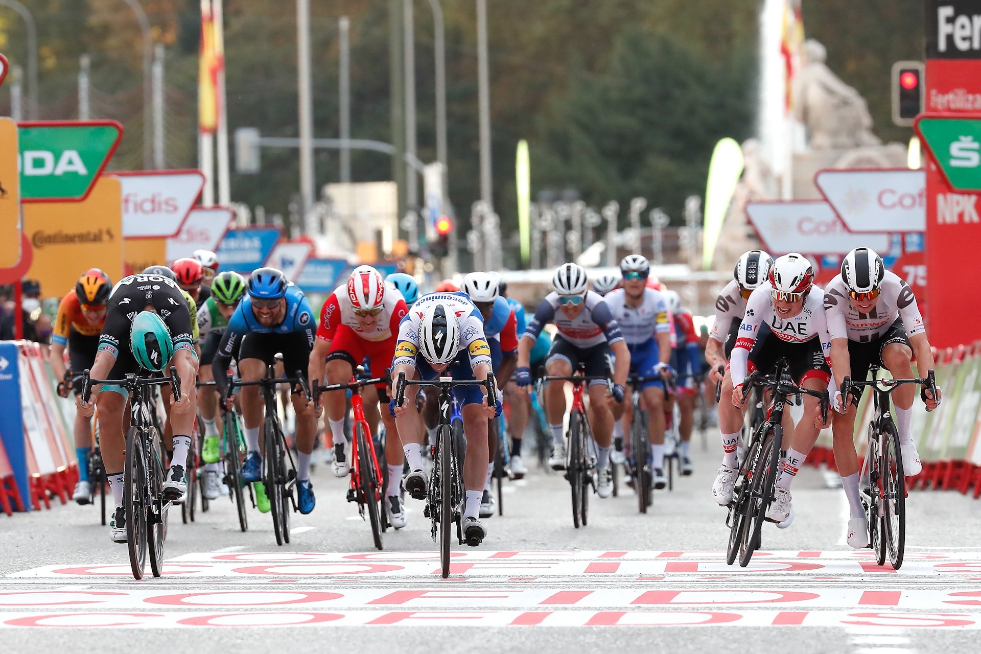 Vuelta a Espana 2020: etap 18. Ackermann na ulicach Madrytu, Roglic z drugim Grand Tourem