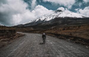 Richard Carapaz wspina się na wulkan Cotopaxi po szutrowej drodze
