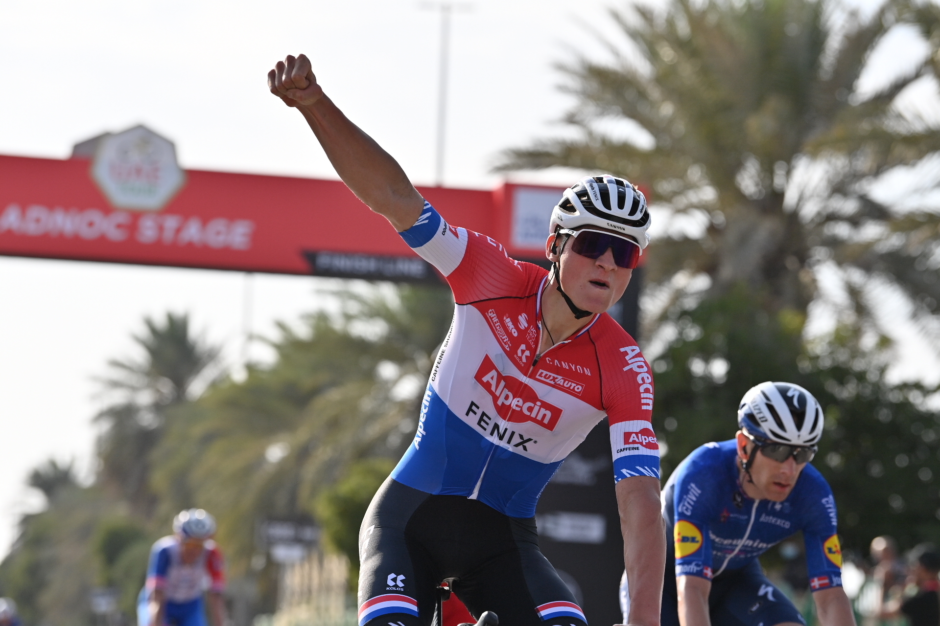 UAE Tour 2021: etap 1. Mathieu van der Poel z pustynnej burzy