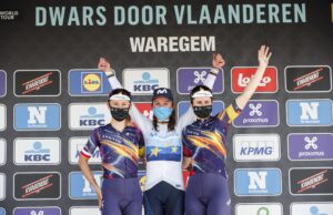 Annemiek van Vleuten na podium Dwars door Vlaanderen. Obok Katarzyna Niewiadoma i Alexis Ryan.