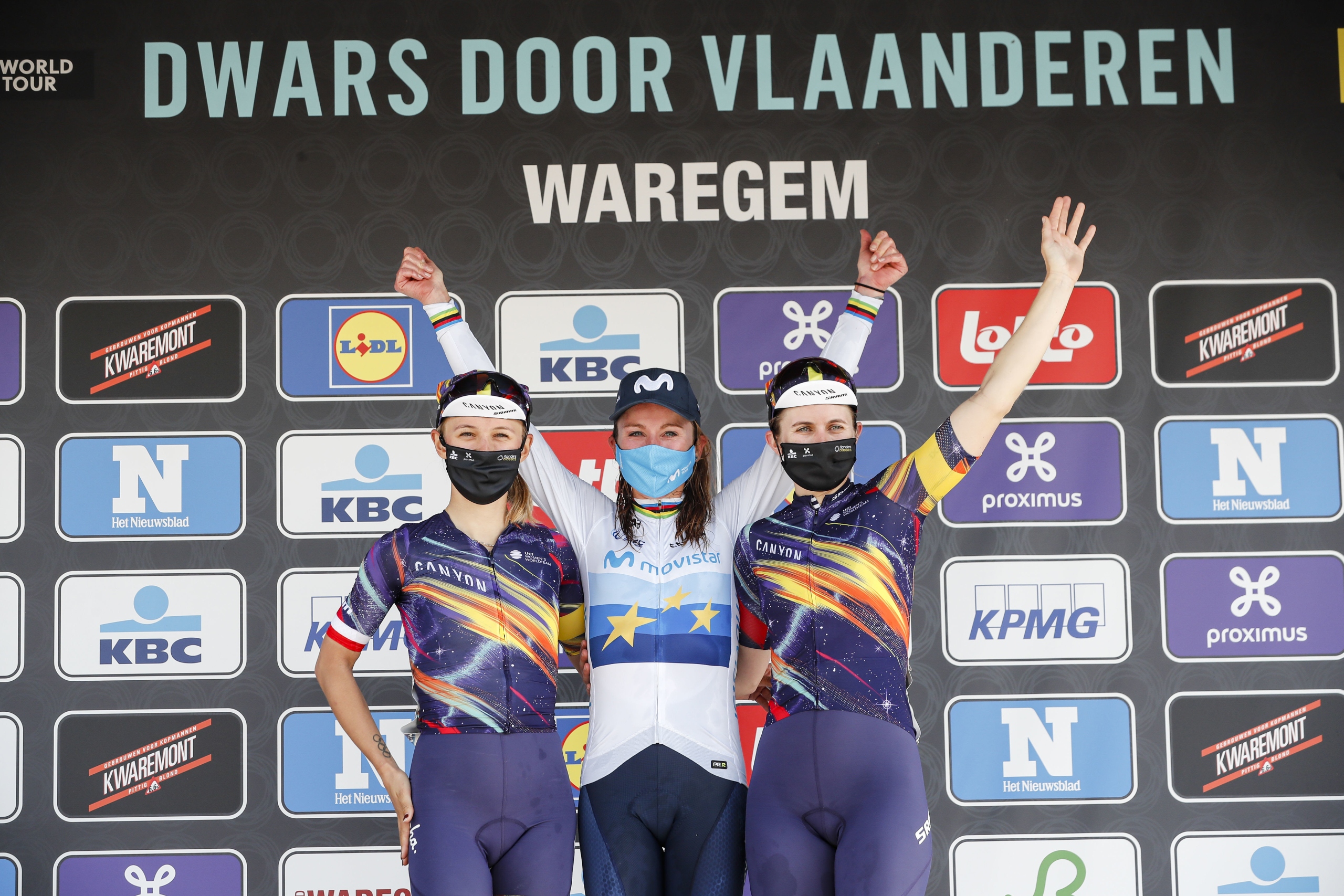 Annemiek van Vleuten na podium Dwars door Vlaanderen. Obok Katarzyna Niewiadoma i Alexis Ryan.