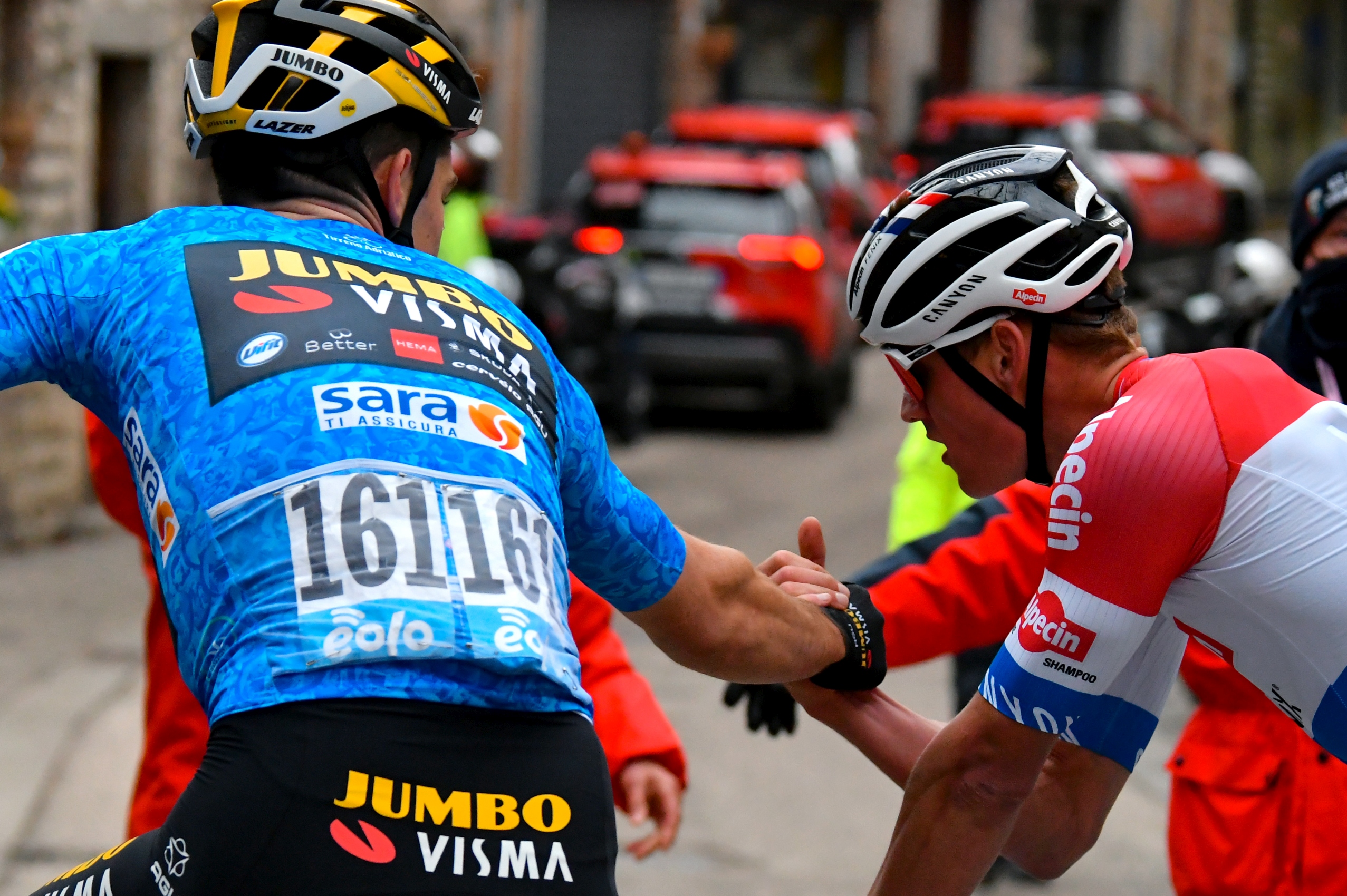 Ronde van Vlaanderen 2021. Van Aert i Van der Poel trafili na mocniejszych od siebie