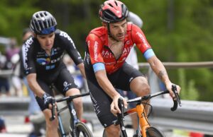 Romain Bardet i Damiano Caruso na trasie Giro d'Italia 2021