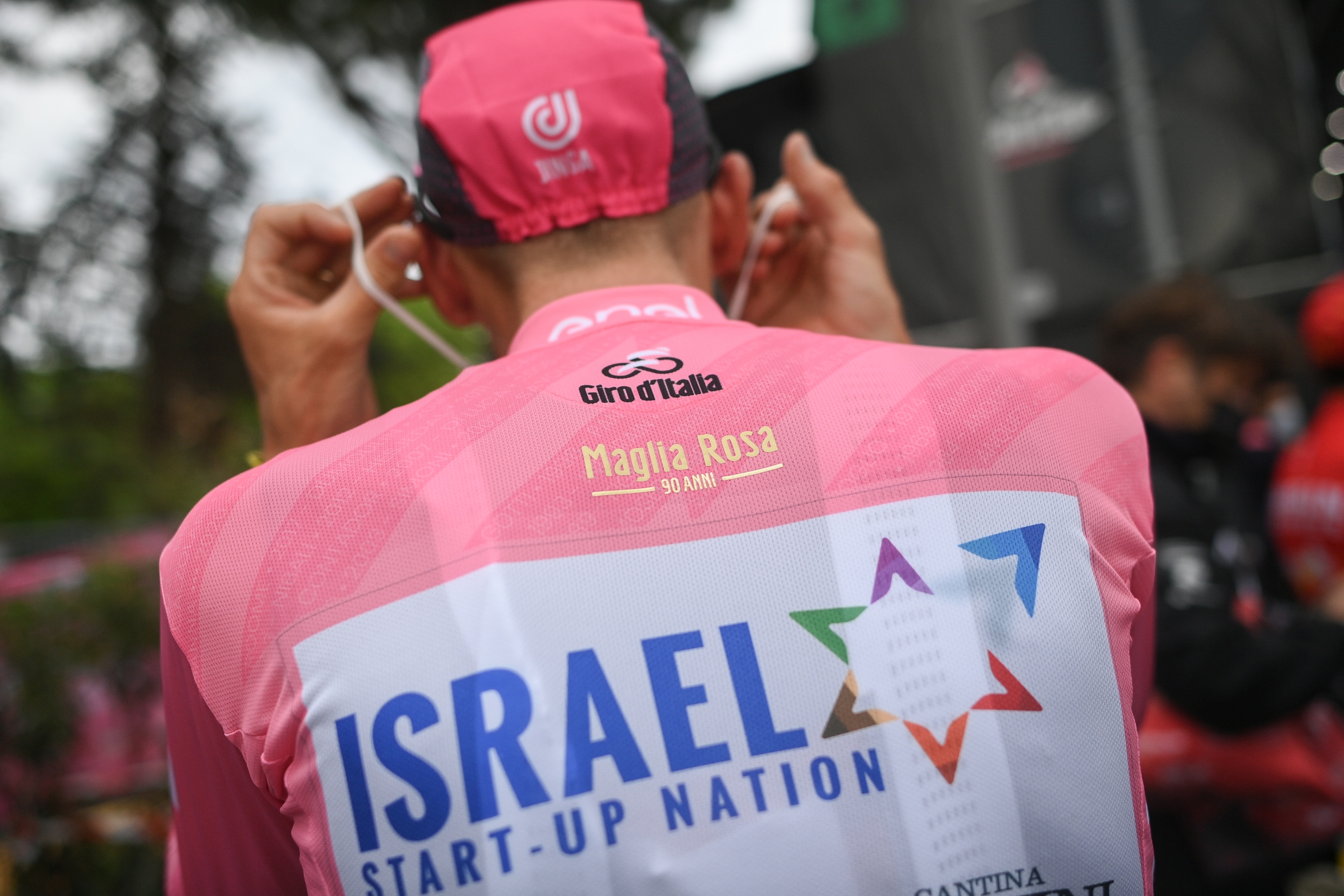 Giro d’Italia 2021. Marc Soler i Alessandro de Marchi poza wyścigiem