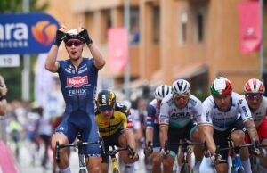 Tim Merlier triumfuje na mecie 2. etapu Giro d'Italia w Novarze