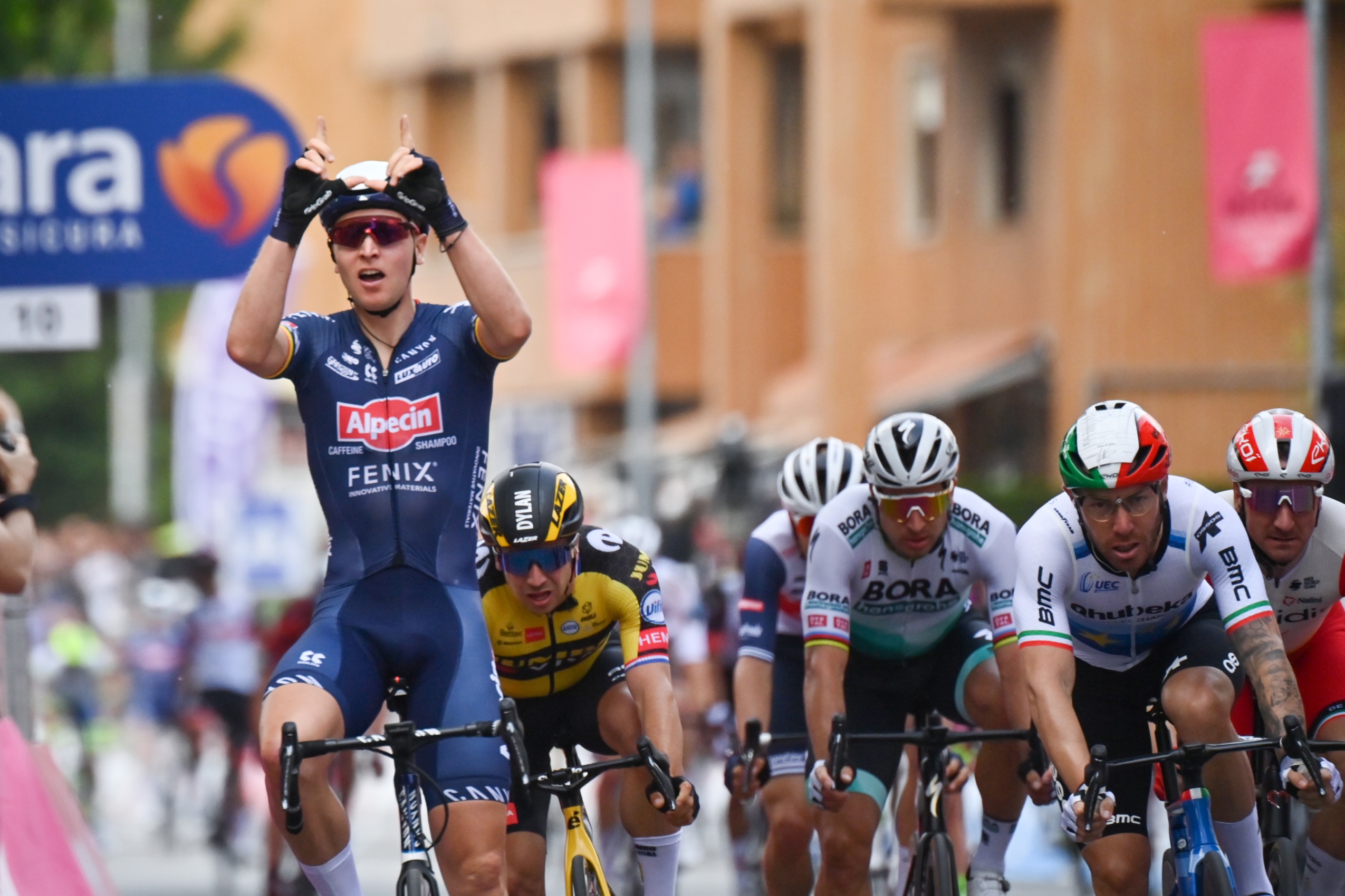 Tim Merlier triumfuje na mecie 2. etapu Giro d'Italia w Novarze