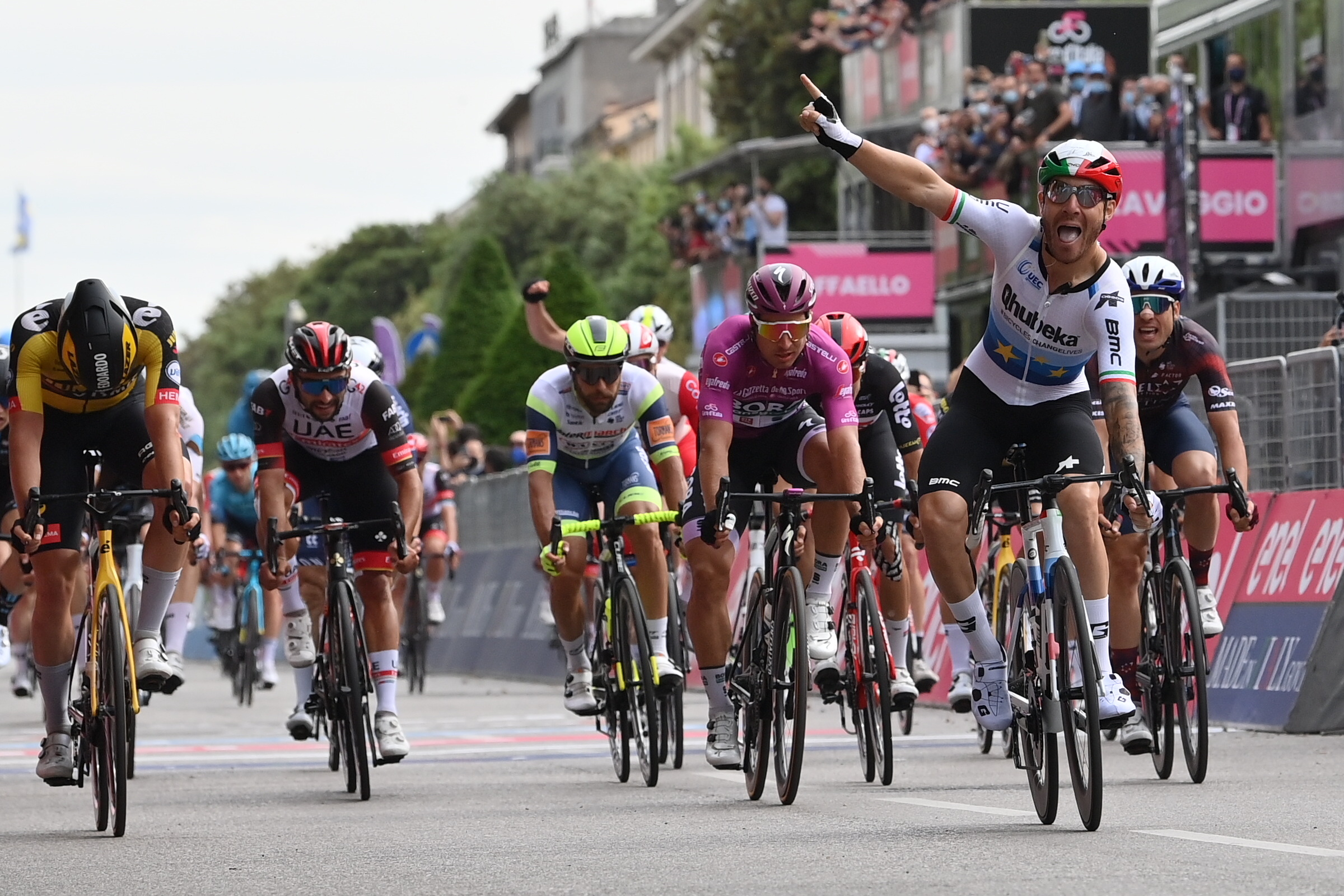 Giro d’Italia 2021: etap 13. Giacomo Nizzolo dorwał zwycięstwo